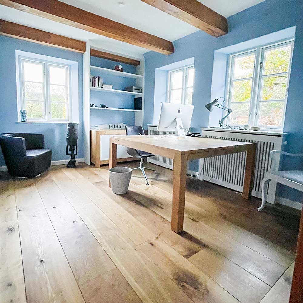 Luxus Ferienhaus auf der Nordseeinsel Föhr: Arbeitszimmer mit großem Schreibtisch mit 2 Bürostühlen und Telefon – für die, die es nicht lassen können