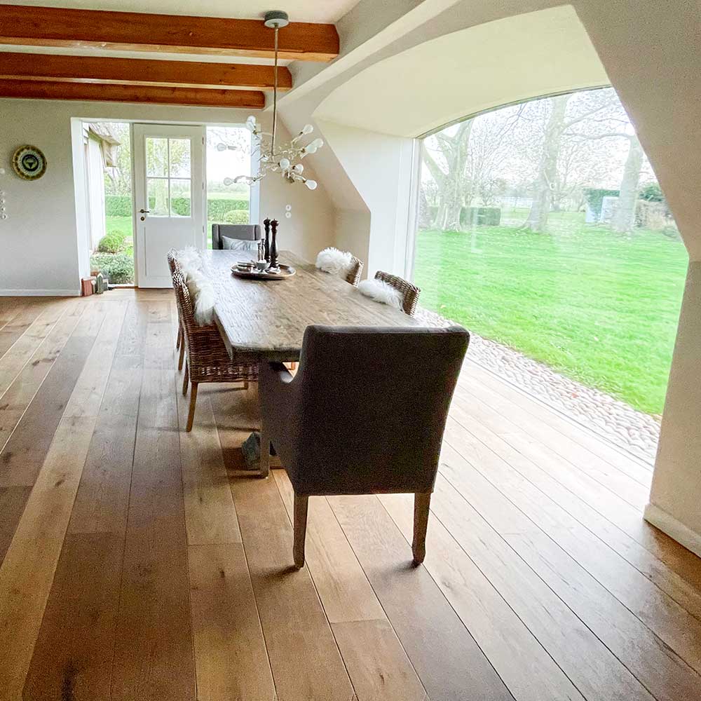 Luxus Ferienhaus auf der Nordseeinsel Föhr: Essbereich mit großem Fenster zum Garten